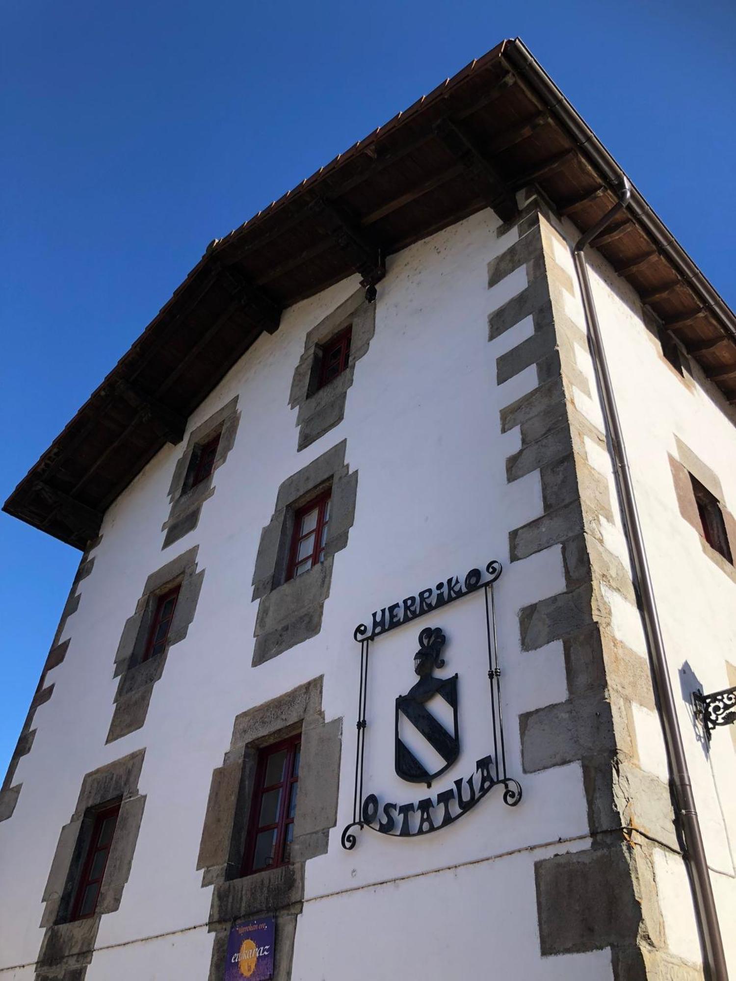 Zubietako Ostatua Hotell Exteriör bild